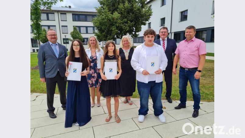 Auf dem Bild (vorne, von links) die Schulbesten Despina Spyropoulos (2,0), Carla Zinveli (1,7) und Flavius Ciobanu (1,9); dahinter, (von links): Bürgermeister Uwe König (Freihung), Konrektorin und Klassleiterin Claudia Neidl, Rektorin Petra Ligensa, Bürgermeister Hans-Martin Schertl (Vilseck) und Elternbeiratssprecher Stephan Braun. Bild: khg