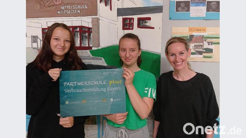 Svenja Martin und Emily Fernandez-Diez von der Klasse 10M zusammen mit Klassenleiterin Sandy Wendt. Beide Schülerinnen sind inzwischen in den nächsten Lebensabschnitt verabschiedet worden. Bild: Maria Wurm/exb