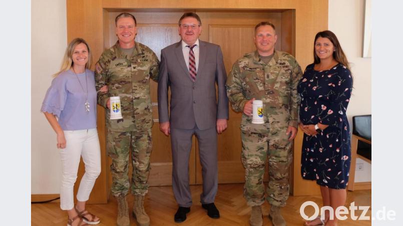 Sandy und Colonel Josef Ewers, Bürgermeister Hans-Martin Schertl, Command Sergeant Major Benjamin und Tasha Pingel beim Treffen im Vilsecker Rathaus. Bild: Stefanie Gradl
