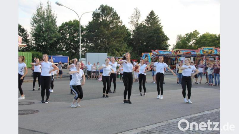 Neben den Attraktionen sorgten auch die Auftritte der AWO-Tanzgruppen für gute Laune in Oberviechtach. Hier im Bild ist die Ü15-Gruppe zu sehen. Bild: frd