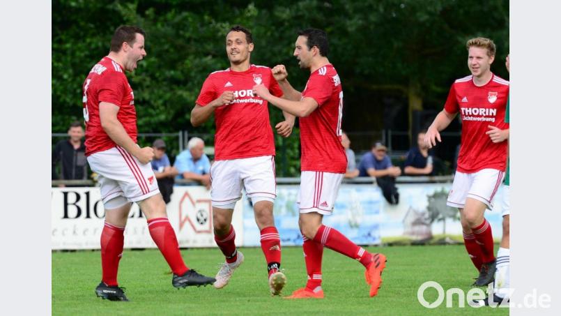 Der Pfreimder Spielertrainer Bastian Lobinger (links) jubelt nach seinem Treffer zum 3:0. Die SpVgg Pfreimd entschied das Derby beim FC Wernberg klar für sich. Bild: mhs
