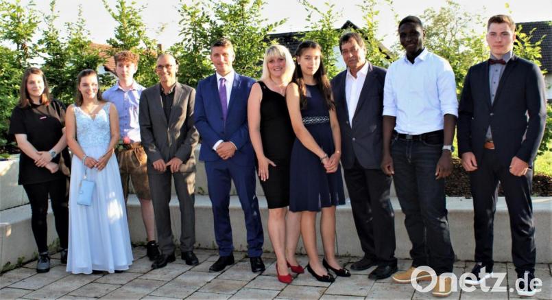 Die Schul- und Klassenbesten mit ihren Lehrern (von links): Laura Schörner (10 G), Lena Ruppert (10 a ), Sebastian Rothfischer (10 G), Michael Kirsch, Rektor Florian Fuchs, Christine Schmeiler, Laura Böhm (9 G), Rainer Kaleschke, Timi Igbosi (10 a) und Philipp Schlaffer (9G). Bild: kal