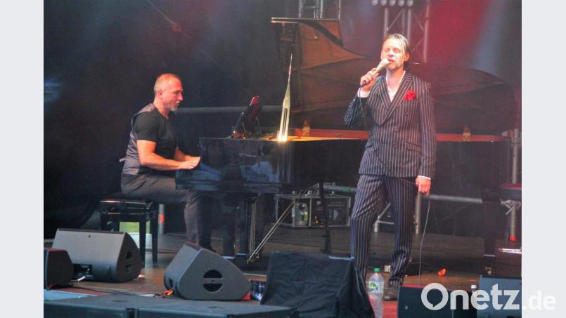 Auf den musikalischen Spuren von Udo Jürgens wandelten am Freitagabend Sänger Markus Engelstädter und Bühnenpartner Bernd Meyer am Flügel. Bild: stg
