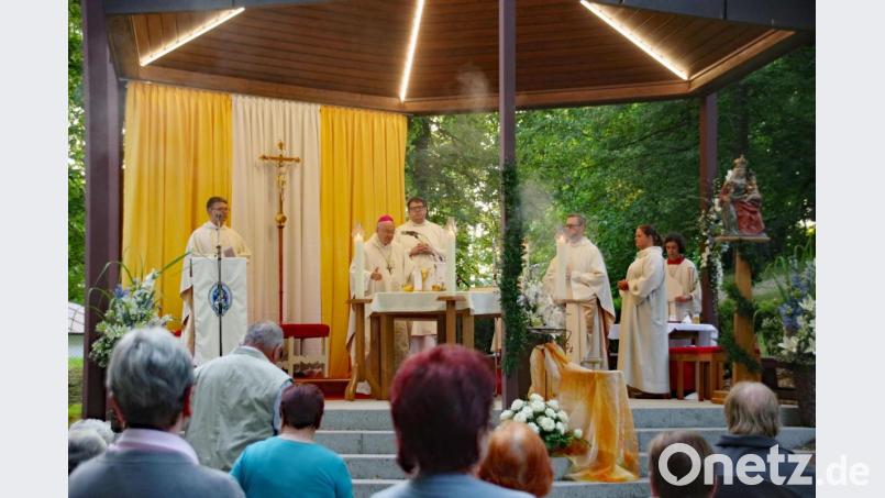 Dr. Voderholzer am Altar auf dem Annaberg Bild: müb
