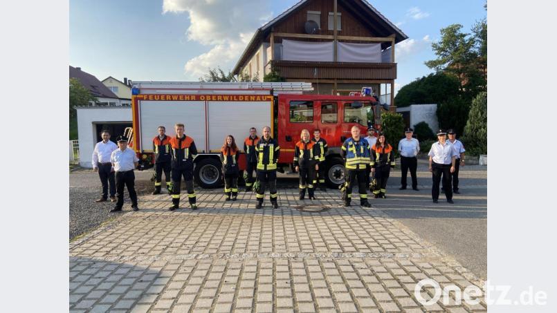 Neun Feuerwehrleute absolvieren die Leistungsprüfung ohne Fehl und Tadel. Bild: bey