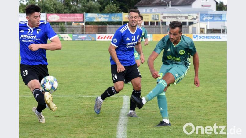 Der SV Mitterteich verlor am Samstag sein erstes Heimspiel der neuen Landesliga-Saison gegen die SpVgg Jahn Forchheim mit 0:3. In dieser Szene flankt der Mitterteicher Daniel Lauterbach (rechts) gegen Christopher Lee. Bild: gb