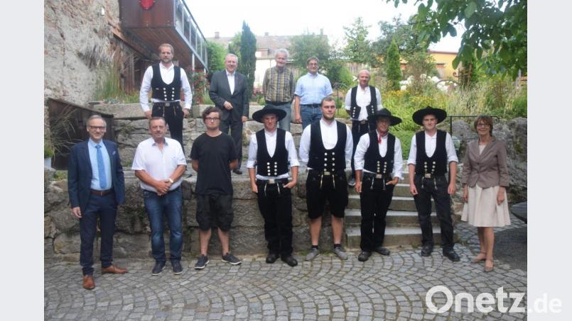 Die Prüfungsbesten neben Stellvertretender Landrätin Margit Kirzinger von rechts die Zimmerer Jonas Peterhans, Johannes Weiß,, Florian Stopfer, Johannes Pinter und der Maurer Stefan Heining. Maurer Maximilian Reger fehlte verhindert. Obermeister Werner Ott (zweiter von links) überreicht die Gesellenbriefe. Bild: fz