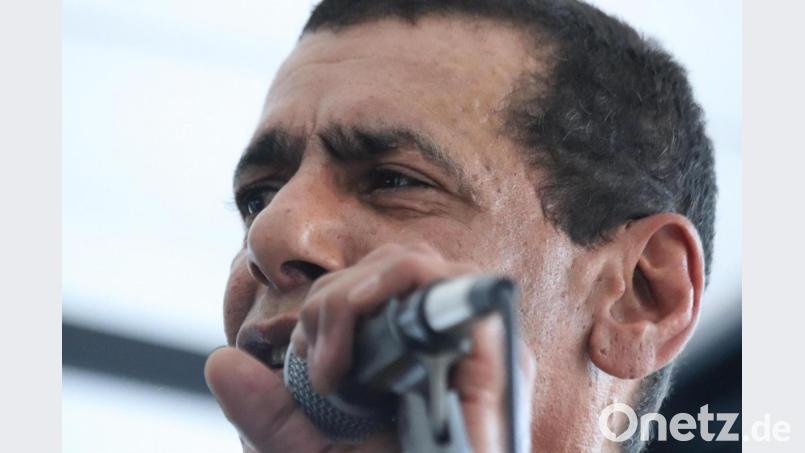 Mit seiner Stimme verleiht Curtis Fink den Liedern einen unverwechselbaren Charakter. Bild: mfh