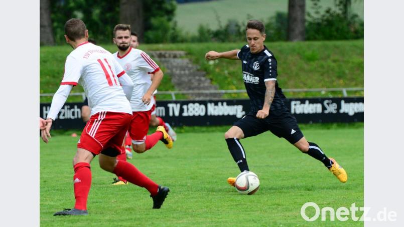 Der Nabburger Spielertrainer Sven seit zieht ab. Mit dem 2:0 gegen den TSV Tännesberg setzt sich der TV erst einmal in der Spitzengruppe der Kreisliga West fest. Bild: ham