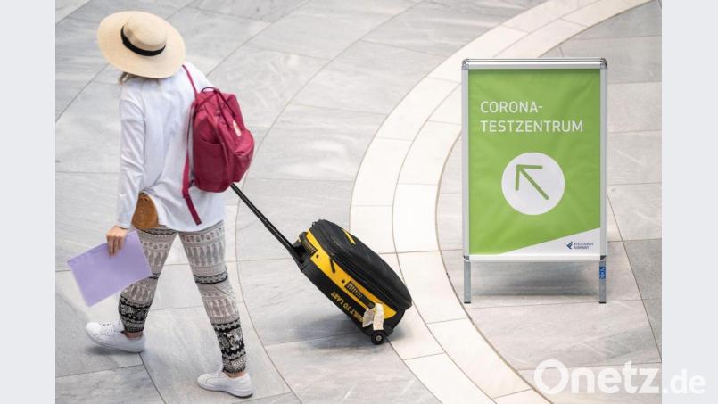 „Corona-Testzentrum“ steht auf einem Schild am Stuttgarter Flughafen. Bild: Sebastian Gollnow/dap