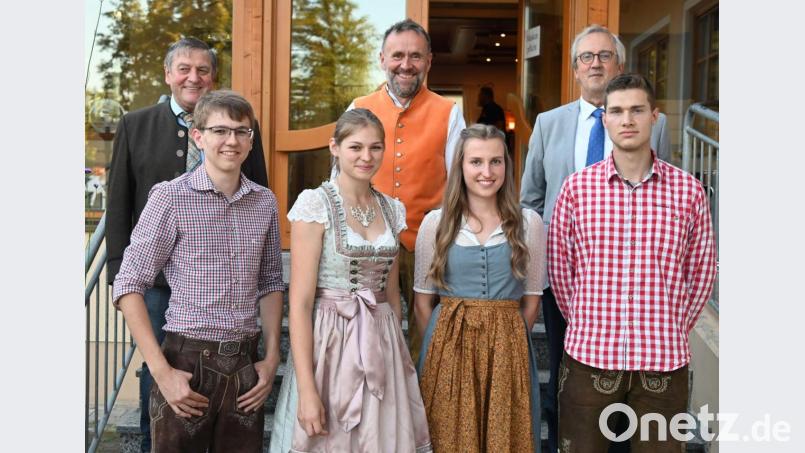 Die Prüfungsbesten der Gesellenprüfung im Schreinerhandwerk (vorne, von links): David Klober, Julia Jäger und Sophie Hönle sowie Johannes Op de Laak, der neben David Klober und Sophie Hönle auch beim bundesweiten Wettbewerb „Gute Form“ punkten konnte. Dahinter (von links) Kreishandwerksmeister Hans Weber, Innungsobermeister Richard Siegler und der stellvertretende Landrat Franz Mädler. Bild: gf