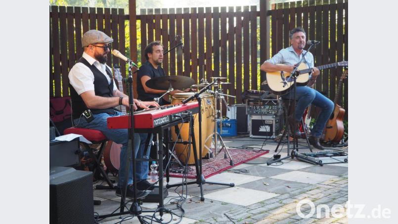 Die drei Musiker von „I Cantautori“ präsentieren bei der Serenade in Neustadt romantische italienische Lieder. Bild: krb