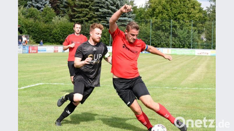 Der FC Tirschenreuth unterlag am Sonntag der SpVgg Oberkotzau mit 1:2 und ist damit auch nach drei Spielen ohne Punktgewinn. Hier hat Kapitän Bastian Popp (links) gegenüber Christian Specht das Nachsehen. Bild: Gebert
