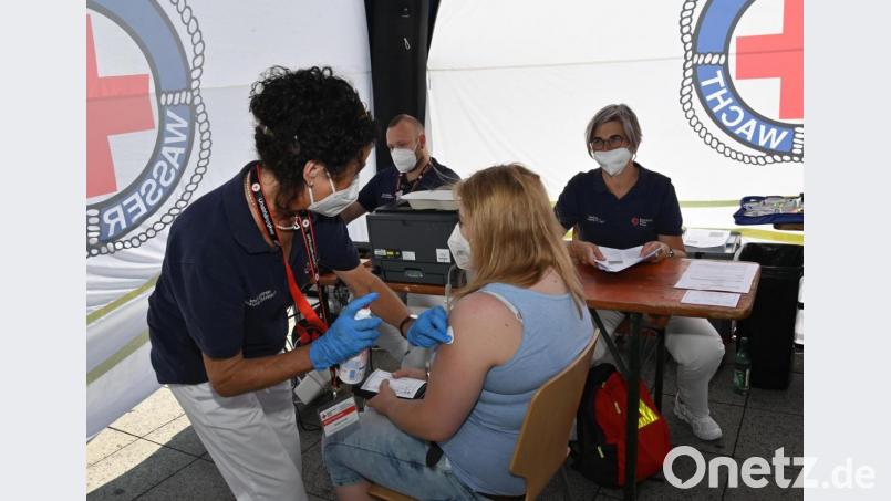 Pop-Up-Impfung am Samstag vor dem Kaufland. Schnell und ohne großen bürokratischen Aufwand – aber mit ausführlicher Belehrung – dann ein kurzer Piks, das war`s schon. Bild: gf