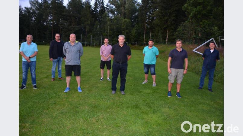 Sie bilden in den kommenden zwei Jahren die Führungsspitze des SV Pechbrunn-Groschlattengrün. Mit dabei sind (von links) Raimund Zeitler, Bürgermeister Stephan Schübel, Thorsten Riedl, Daniel Albert, Vorsitzender Roland Zeitler, Johannes Leipold, André Grundl und Markus Renner. Bild: jr