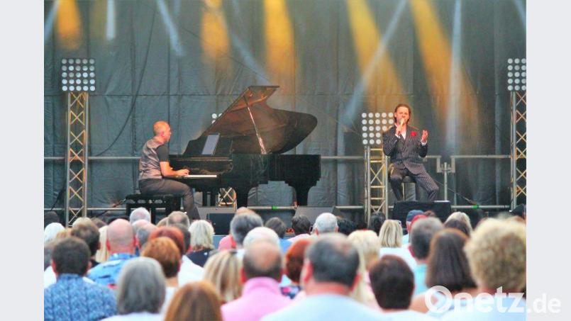 Auf den musikalischen Spuren von Udo Jürgens wandelten Sänger Markus Engelstädter und Bühnenpartner Bernd Meyer am Flügel. Bild: stg