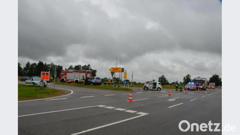 Der BMW-X-3-Fahrer bleibt erst auf der Verkehrsinsel stehen, nachdem er die Vorfahrt der 83-jährigen Toyota-Fahrerin nicht beachtet hat. Bild: dob