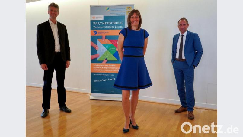 Kultusminister Michael Piazolo, die stellvertretende Landesvorsitzende des Verbraucher-Service Bayern, Eva Fuchs, und Verbraucherschutzminister Thorsten Glauber (von links) haben Schulen für ihr Engagement in der Verbruacherbildung ausgezeichnet. Bild:  Verbraucherschutzministerium Bayern/exb
