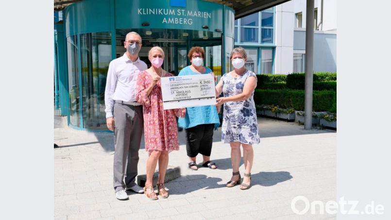 Thomas und Gabi Wittleben (von links), die Inhaber der Apotheke St. Nikolaus in Schwarzenfeld übergeben vor dem Klinikum St. Marien den Spendenscheck an Karin Borchers und Lydia Moosburger vom Kinderpalliativteam Ostbayern. Bild: Klinikum/Cevik/exb