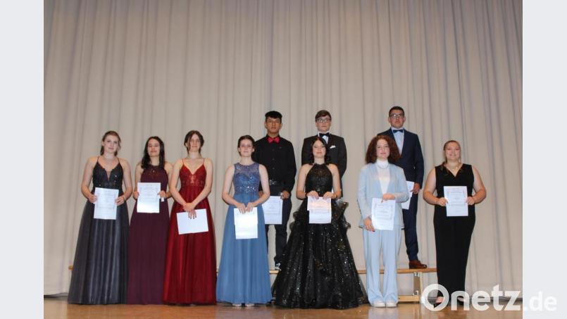 Auch die Jugendlichen der Klasse 10d sind am Ziel: Zehn von Ihnen verlassen die Realschüler mit einem Einser-Zeugnis. Bild: jzk