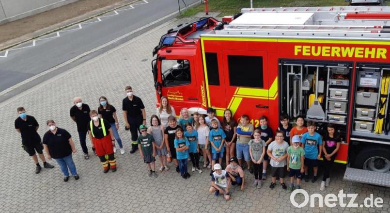 Einen spannenden Unterrichtstag erleben die Grundschüler der Klassen drei und vier bei der Feuerwehr. Bild: sei