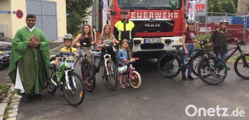 Neben Fahrrädern wurde in Ebnath auch das Feuerwehrauto gesegnet. Bild: soj