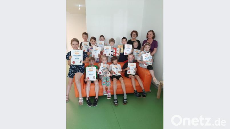 Die erfolgreichen Schülerinnen und Schüler freuten sich mit Rektorin Renate Zuber und Förderlehrerin Helga Pötzl über ihre Auszeichnungen. Bild: Grundschule Mitterteich/exb
