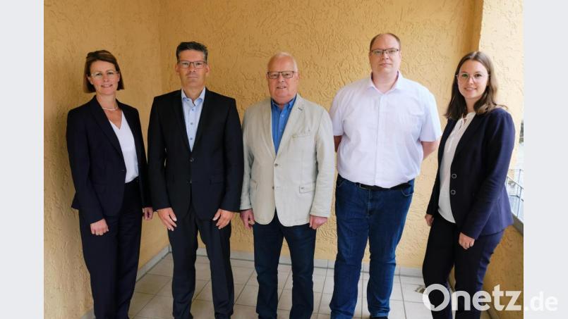 Im Namen der Belegschaft gratulieren dem Jubilar (Bildmitte) die Kanzleichefs Günther Dilling (Zweiter von links) und Bernd Hentzschel (Zweiter von rechts) und die im Büro in Eschenbach tätigen Steuerberaterinnen Madeline Burger (rechts) und Stefanie Schuller. Bild: do