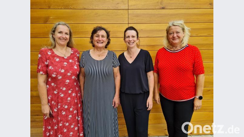 Strahlende Gesichter nach der feierlichen Verabschiedung (von links): Konrektorin Claudia Neidl, Studienrätin Barbara Ströll-Seegerer, Bettina Rösch und Rektorin Petra Ligensa. Bild: khg