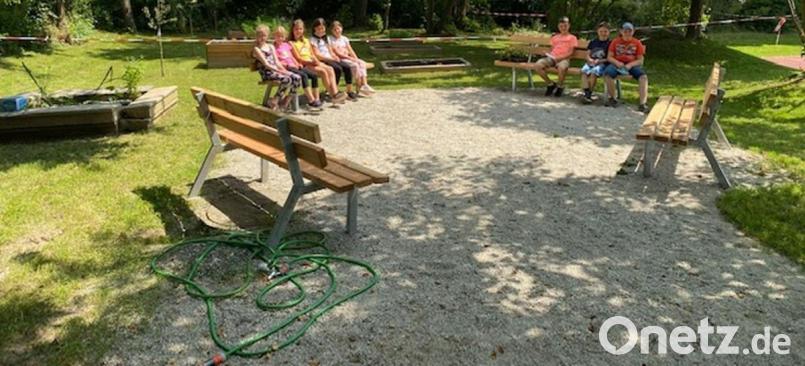 Auch neue Bänke fanden im Garten der Grundschule Krummennaab Platz. Das Probesitzen haben die Bänke schon mal gut gemeistert. Bild: Grundschule Krummennaab/exb