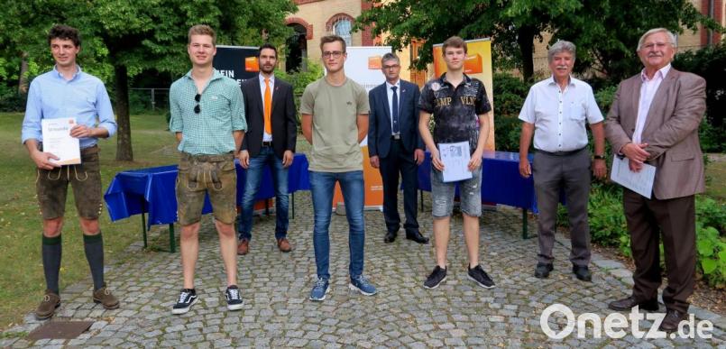Die Schreinerinnung ehrte die Prüfungsbesten der letzten zwei Jahre und die Gewinner des Wettbewerbs „Gute Form“. Vorne von links: Maximilian Wich, Lukas Schiller, Tobias Maier und Lukas Haberzeth. Es gratulierten Obermeister Fabian Kraus, Kreishandwerksmeister Ernst Maler, stellvertretender Landrat Jakob Scharf und Jury-Vorsitzender Helmut Hey (hinten von links). Bild: Hirsch