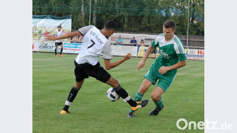 Mauricio Göhlert (rechts/in einem früheren Spiel gegen Feucht) hat es in Herzogenaurach schwer erwischt. Der SV Mittelfeldspieler hat sich einen Kreuzbandriss zugezogen. Bild: Gebert