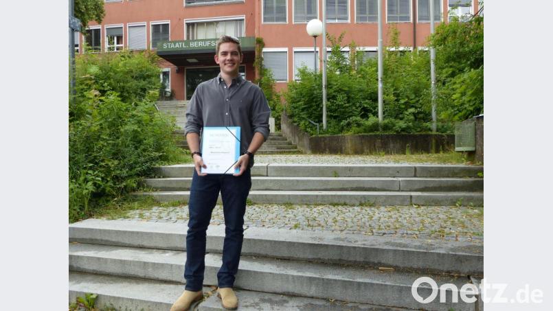 Maximilian Hausner mit dem Bildungsgutschein der Handwerkskammer für hervorragende Leistungen in der theoretischen und praktischen Gesellenprüfung. Bild: BSZ Su.-Ro./exb