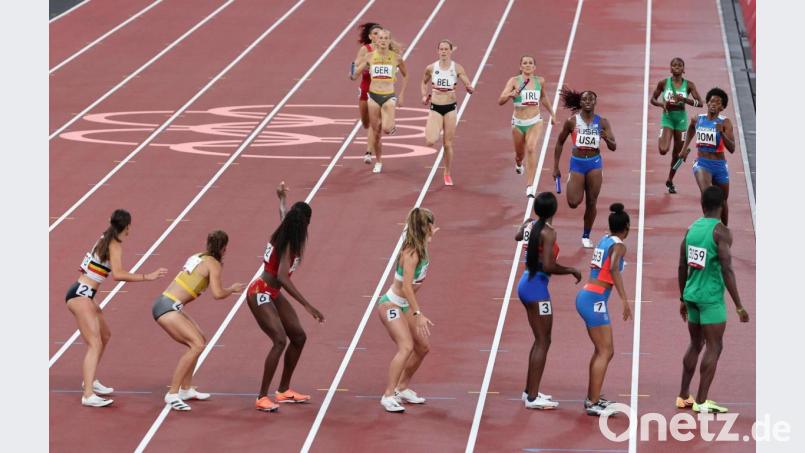 Corinna Schwab (hinten links), Belgiens Imke Vervaet, Phil Healy (Irland), Lynna Irby (USA), Nse Imaobong Uko (Nigeria), und Marileidy Paulino (Dominikanische Republik) vor dem Wechsel in der 4x400-Meter-Mixed-Staffel. Bild: Giuseppe Cacace/afp