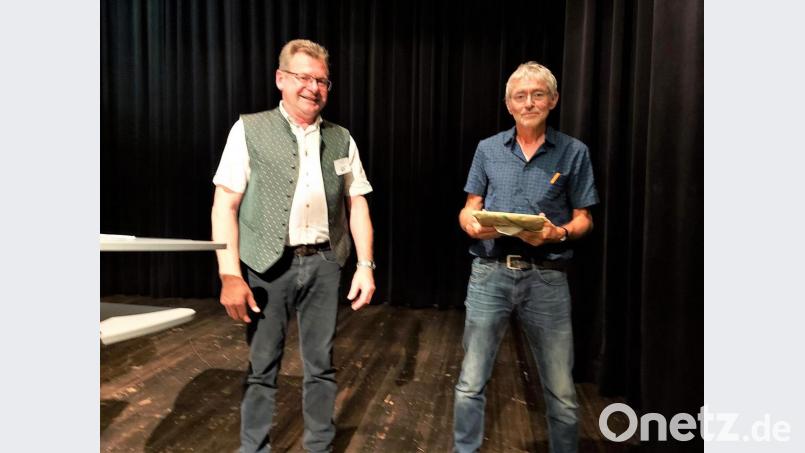 „Sportlich und unkompliziert“ war für die Waldbesitzer der Umgang mit Förster Alois Nißl (rechts), der für seine „hervorragende Zusammenarbeit“ von Martin Prey ein Ruhestandsgeschenk erhielt. Bild: lg