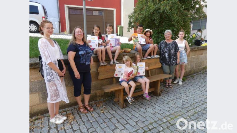 Petra Danzer (2. v.li.) zeichnete eifrige Leser mit Buchpreisen aus. Mit im Bild Mitarbeiterinnen der Bibliothek. Bild: rn