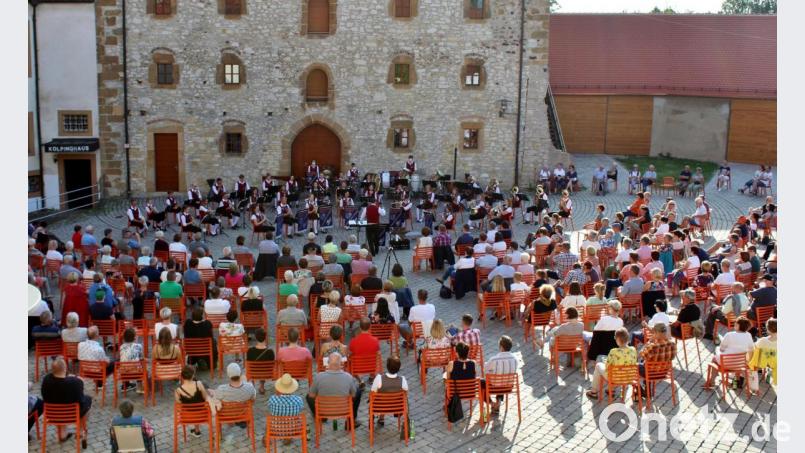 Eine tolle Kulisse bietet der Innenhof der Burg Dagestein den zahlreichen Zuhörern, als das Jugendblasorchester des Musikvereins Vilseck eine Serenade spielt. Bild: Isa Rauscher/exb