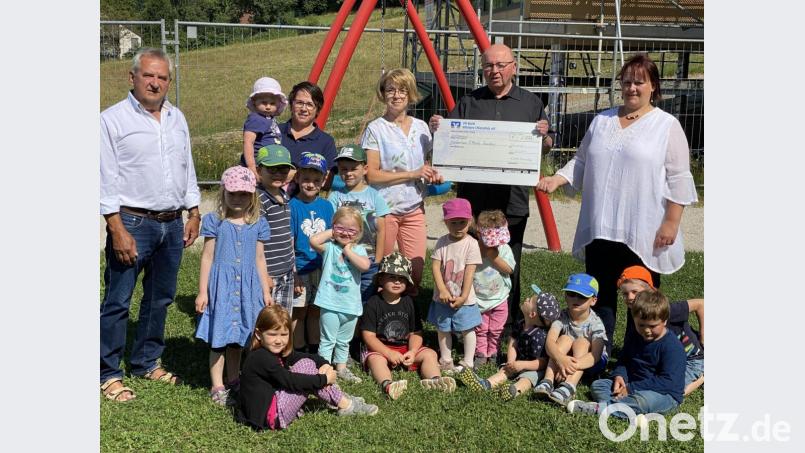 Die Frauenbund-Vorsitzenden Sonja Schmid-Herdegen und Birgit Hammer überreichen Pfarrer Willibald Bauer, Kindergartenleiterin Manuela Hinkel und Kirchenpfleger Hans Maier (von rechts) die Spende. Bild: Josef Glas