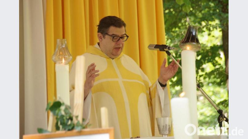 Walter Hellauer zelebriert zum letzten Mal als Pfarrer von St. Marien eine Messe auf dem Annaberg. Bild: müb