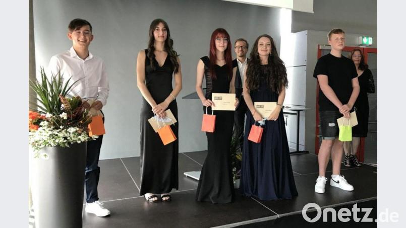 Die Schulbesten: Korbinian Danzl, Antonia Kammerl, Jessica Mellem, Realschuldirektor Matthias Schall, Victoria Wilhelm, Johannes Hecht mit Olga Golcer vom Elternbeirat Bild: Peter Luschner/exb