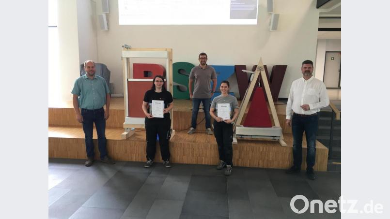 Mit 1,0 überzeugten zwei Auszubildende. Von links: Fachbereichsleiter Jürgen Böckl, Melanie Sobotka (Sachsen), Klassenleiter Dominik Fürst (Klassenleiter); Emily Caris (NRW), Lehrer Wolfgang Prebeck, Mitarbeiter in der Schulleitung. Bild: BSZ Wiesau/exb