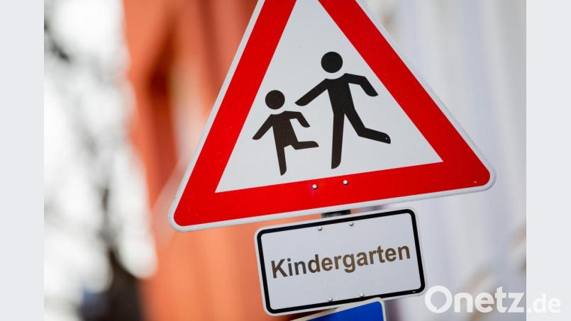 Zwei Gruppen im Kindergarten St. Martin in Kaltenbrunn stehen unter Quarantäne. Grund sind Coronainfektionen, die sich die Kinder offenbar auf privaten Feiern eingefangen hatten. Symbolbild: Rolf Vennenbernd/dpa