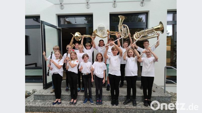 Juniororchester freut sich über die neuen Vereins-T-Shirts und hofft auf neue Nachwuchsmusiker. Bild: Wolfgang Lehnert