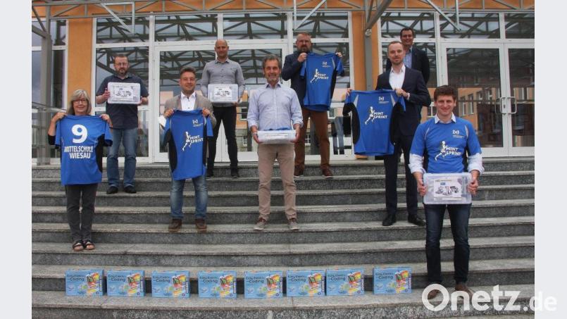 Die Anschaffung programmierbarer Lernroboter für die Wiesauer Mittelschule wurde von der IGZ Falkenberg mit 1500 Euro unterstützt. Vertreten wurde das Unternehmen bei der Übergabe von Philipp Gropengießer. Im Bild (von links) Rektorin Andrea Schiml, Lehrer Thomas Schmidbauer, Michael Dutz, Lehrer Peter Sangl, Rudi Kunz, Dr. Volker Höcht, Philipp Gropengießer, IHK-Geschäftsführer Florian Rieder und Michael Sperber von den Wirtschaftsjunioren Nordoberpfalz. Bild: wro