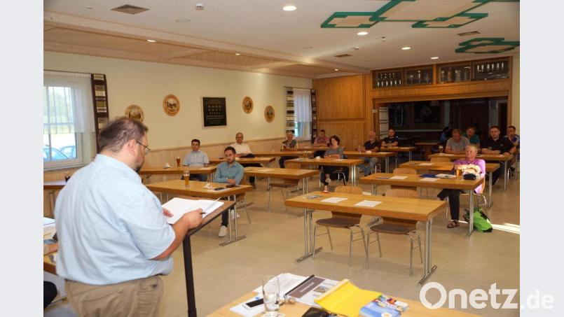 Bürgermeister Hans Walter informierte detailliert über das kommunale Geschehen. 19 Bürger folgten aufmerksam fast zwei Stunden seinen Ausführungen. Bild: bkr