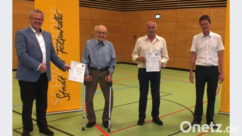 Anton Fleißner (Zweiter von links) und Hans Zimmermann (Zweiter von rechts) sind jetzt Ehrenmitglieder des Sportverbandes. 	Bild: Hirsch. Bild: Hirsch