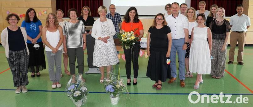 Mit einer Feier verabschiedet die Grundschule Ebermannsdorf Rektorin Heidrun Leitz (Mitte), Grußworte sprechen unter anderem Schulamtsleiterin Beatrix Hilburger (links von ihr) sowie ihre Nachfolgerin Ulrike Erlbacher und Bürgermeister Erich Meidinger (rechts von ihr). Bild: wec