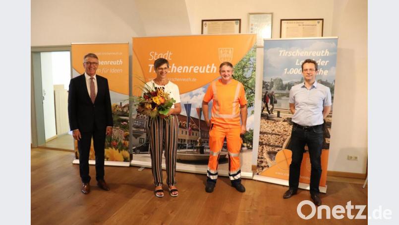 Bürgermeister Franz Stahl (links), Geschäftsleiter Markus Bergauer (rechts) und Personalratsvorsitzender Karl Bayreuther überreichten Ursula Höfer-Lehner zum Abschied einen Blumenstrauß und eine Tirschenreuther Chronik. Bild: Stadt Tirschenreuth/exb