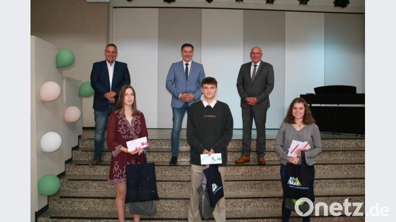 Abschlussfeier an der Fichtelgebirgsrealschule Marktredwitz: Im Bild vorne von links Hanna Gimmel, Andreas Werner Elsner und Selina Paszek. Dahinter von links Schulleiter Oliver Brandt, Landrat Peter Berek und Oberbürgermeister Oliver Weigel. Bild: fpoz