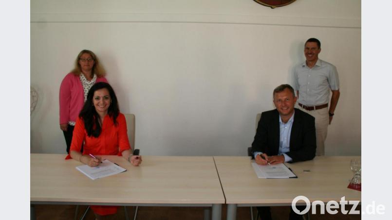 Den Stromkonzessionsvertrag unterzeichneten Bürgermeisterin Margit Bayer (vorne links) und Bernd Göttlicher (vorne rechts) im Sitzungssaal des Rathauses. Mit im Bild Kommunalbetreuer Burkhard Butz und die Leiterin der städtischen Finanzverwaltung, Barbara Fütterer. Bild: fpoz